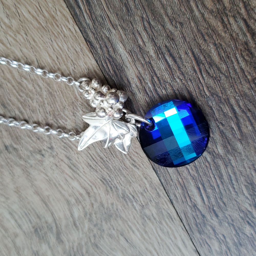 🆕 Blue Swarovski Crystal necklace with grapes front-closure